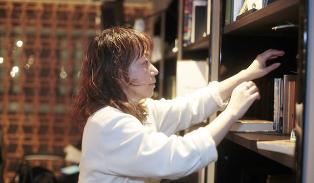 <strong>LEXUS｜レクサス　インテリアスタイリスト 作原文子×『暮しの手帖』編集長 松浦弥太郎<br />「レクサス」によるワークショップ第7弾「モノと暮らしのいい関係」</strong><br /><br />2階ラウンジを囲む書架の一角を使い、作原さんがディスプレイを実演