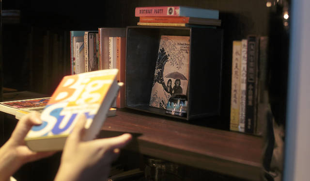 <strong>LEXUS｜レクサス　インテリアスタイリスト 作原文子×『暮しの手帖』編集長 松浦弥太郎<br />「レクサス」によるワークショップ第7弾「モノと暮らしのいい関係」</strong><br /><br />ディスプレイがアクセントとなる本を配置し、それを軸に手早く小物を置き、本を並べると、棚の表情がイキイキと豊かに変わってゆく