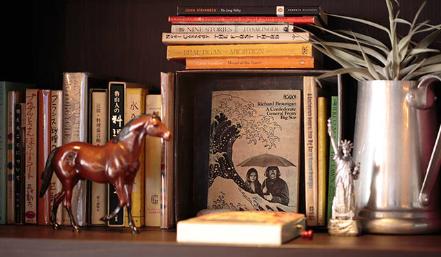 <strong>LEXUS｜レクサス　インテリアスタイリスト 作原文子×『暮しの手帖』編集長 松浦弥太郎<br />「レクサス」によるワークショップ第7弾「モノと暮らしのいい関係」</strong><br /><br />デザインの印象的なものや好きな本など、装丁を表にすることで本自体をインテリアとして活かすディスプレイを提案。これなら気軽にトライできそうだ