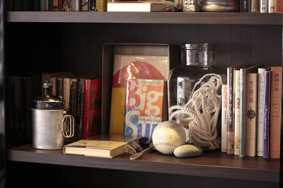 <strong>LEXUS｜レクサス　インテリアスタイリスト 作原文子×『暮しの手帖』編集長 松浦弥太郎<br />「レクサス」によるワークショップ第7弾「モノと暮らしのいい関係」</strong><br /><br />使用されている小物はいずれも何気ないものばかり。ブリキの缶をブックエンドとして活用するアイデアはぜひ参考にしたい