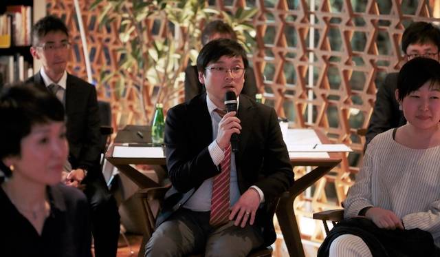 <strong>LEXUS｜レクサス　インテリアスタイリスト 作原文子×『暮しの手帖』編集長 松浦弥太郎<br />「レクサス」によるワークショップ第7弾「モノと暮らしのいい関係」</strong><br /><br />ステーショナリーから塩やオリーブオイルといった意外なものまで、さまざまなアイテムが集まった。参加者から語られるエピソードに興味深く耳を傾ける3人。時折笑いが起こるなど会場は和やかな雰囲気