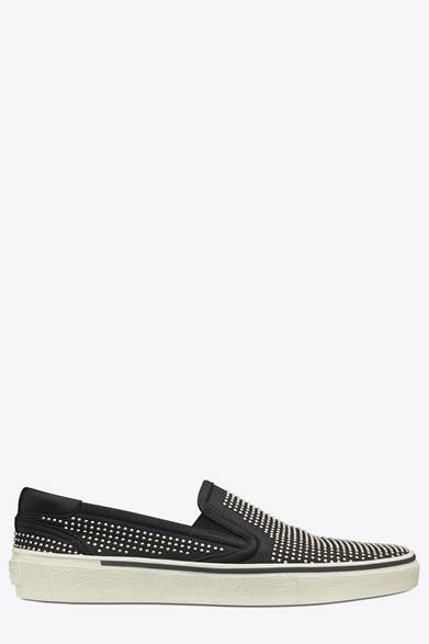 <strong>SAINT LAURENT｜日本国内初、ウィメンズシューズのみの限定ショップオープン</strong>　「CLASSIC SKATE SLIP-ON SNEAKER（クラシック スケート スリッポンスニーカー）」<br />9万円（税抜）　　COURTESY OF SAINT LAURENT