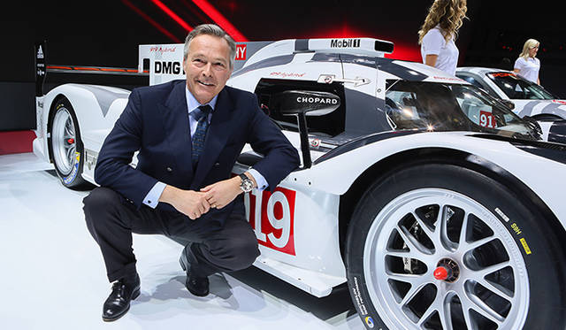 ショパール共同社長カール-フレドリッヒ・ショイフレと「ポルシェ 919 ハイブリッド」