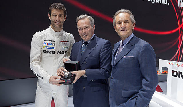 中央にショパール共同社長カール-フレドリッヒ・ショイフレ氏、左がレーシングドライバーのマーク・ウェバー氏。そして右は元F1ドライバーのジャッキーイクス氏。
