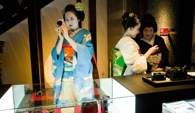 舞妓さん、芸子さんも訪れて、華やかな雰囲気の店内