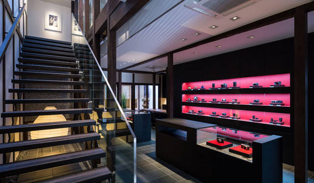 1階。左が2階のライカギャラリー京都へと上がる階段　© Stirling Elmendorf