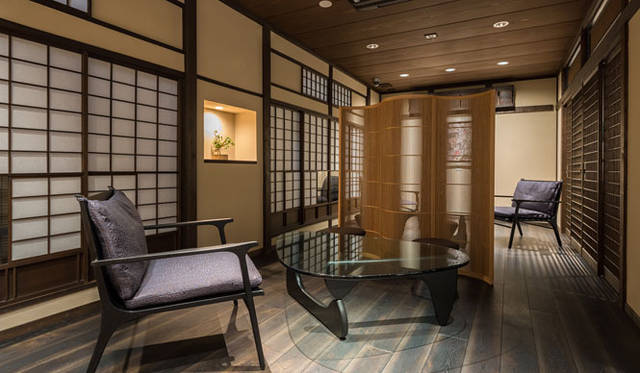 2階のVIPサロン　© Stirling Elmendorf