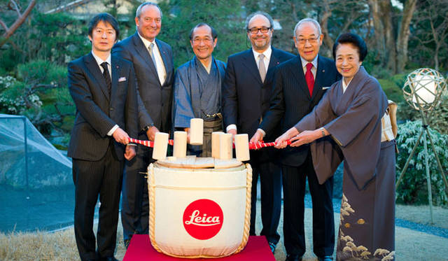祇園甲部歌舞練場、八坂倶楽部の日本庭園をバックに、ライカのロゴ付き酒樽で鏡開き