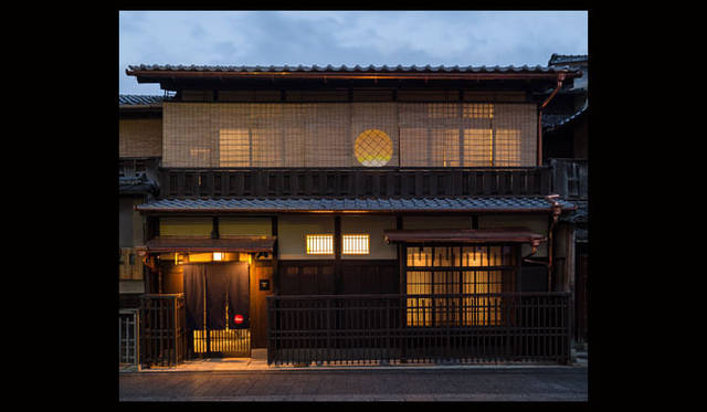 祇園・花見小路の景観に溶け込む店舗入口　© Stirling Elmendorf