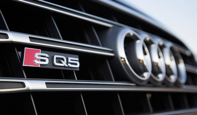 フロントグリルにそなわる「SQ5」のバッヂ