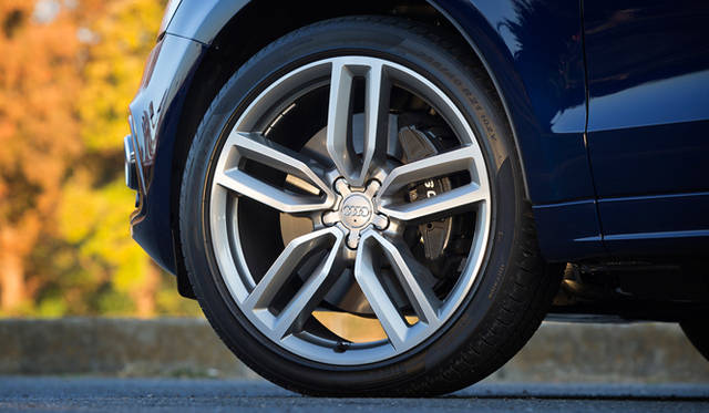 タイヤが前後ともに20インチを装着する