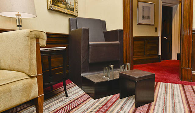 木材をベースにエルメスでも採用しているバッファローレザーを使用。銅製のフットレストが付く