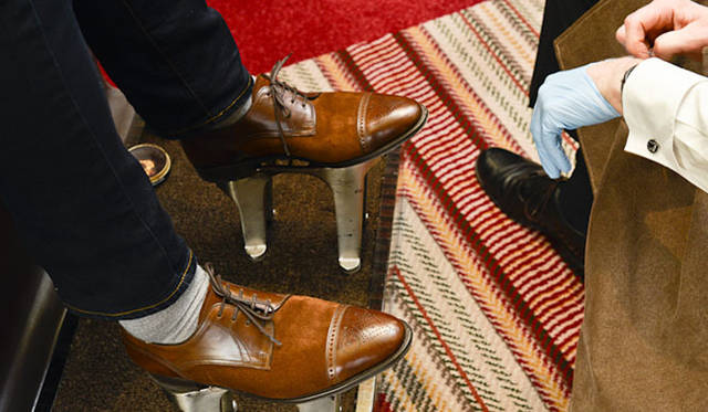 シューシャインサービスは、約30分の1セッションで30ポンド