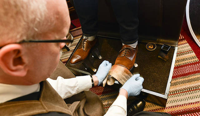 トップスイートに宿泊したゲストには、コノートオリジナルのジョンロブのホームスリッパがプレゼントされる