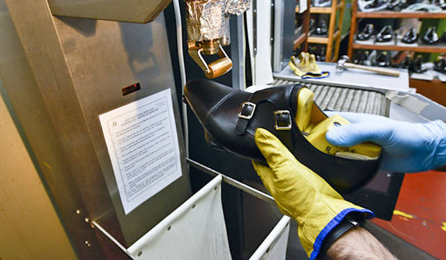 出荷時の形状を保つため、つま先は相当硬く作られる