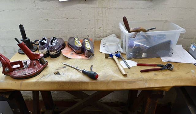 グッドイヤーウェルト製法では、縫いが内と外で分けてほどこされる