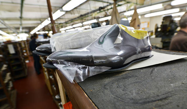 中底裏にできたリブ（つまみ）に囲まれたスペースに、中物となるコルクを敷き詰める