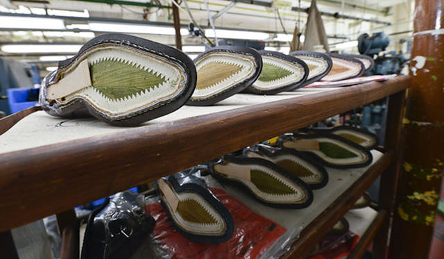 中物のコルクが乾いたら、表底を貼りつける