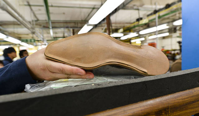 ソール用の革を濡らしてステッチする。ジョンロブの靴において欠かせない、重要な工程だ