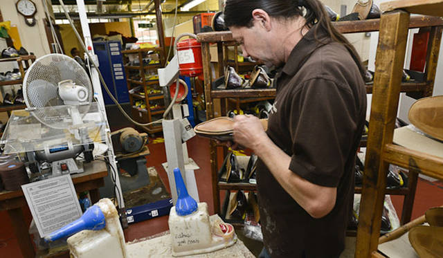 ハンドポリッシュでクリームを塗っていく