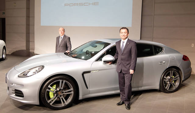 発表会場には、あたらしくポルシェ・ジャパン社長に就任した七五三木敏幸氏（しめき・としゆき）。そして奥には、前社長で現会長の黒坂登志明氏が並んだ