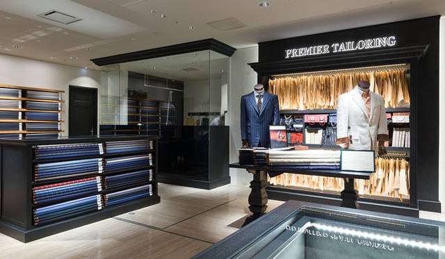 <strong>ISETAN MEN’S｜伊勢丹</strong>　4階インターナショナルラグジュアリーフロア<br />2名のテーラーが作業しているようすが見える工房で、ビスポークに対応する「プレミアテーラリングコーナー」