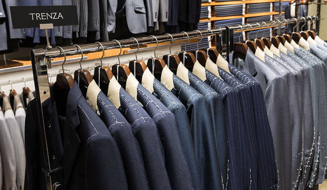 <strong>ISETAN MEN’S｜伊勢丹</strong>　4階インターナショナルラグジュアリーフロア<br />仮縫い状態の商品も陳列