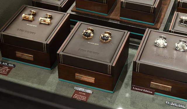 <strong>ISETAN MEN’S｜伊勢丹</strong>　4階インターナショナルラグジュアリーフロア<br />日本国内に一点しかないという希少性の高いブラックダイヤのカフリンクスも登場