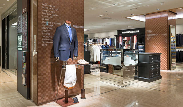<strong>ISETAN MEN’S｜伊勢丹</strong>　4階インターナショナルラグジュアリーフロア<br />エスカレーターで4階に上って、右手に行くとイタリアンスタイルの売場、左手に行くとブリティッシュスタイル売場だ