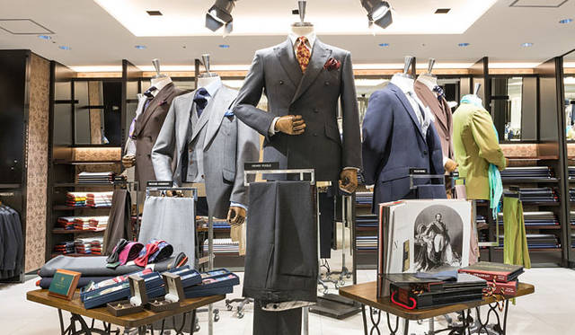 <strong>ISETAN MEN’S｜伊勢丹</strong>　5階ビジネスクロージングフロア<br />“舞台”と呼ばれるステージに11体のスタイル見本を展示