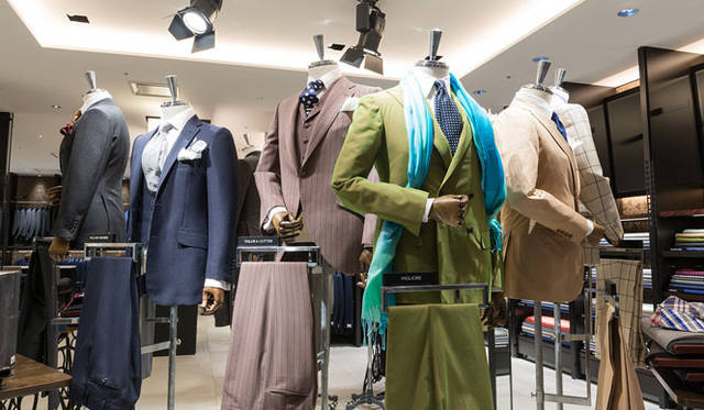 <strong>ISETAN MEN’S｜伊勢丹</strong>　5階ビジネスクロージングフロア<br />ヘンリー・プールやリベラーノといった世界各国のテーラーから、プライベートブランド「イセタンメンズ」まで、スタイルも価格も幅広く揃える