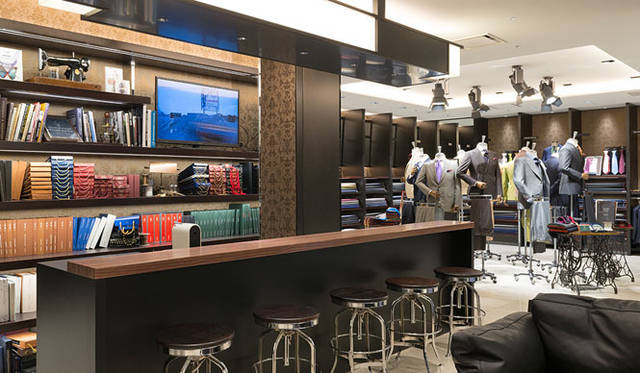 <strong>ISETAN MEN’S｜伊勢丹</strong>　5階ビジネスクロージングフロア<br />「シネマ&ライブラリー」と呼ばれるバーカウンター