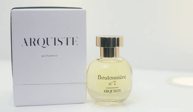 <br />香水界のオスカー賞といわれるフレグランス財団に、トップ5の香りとして選ばれた「Boutonniere mo.7（ブートニア ナンバーセブン）」。1899年5月、パリのオペラ座メインロビーが香りの舞台である。紳士たちがブラックタイのラペルに挿したクチナシの甘い香りがポイントだ