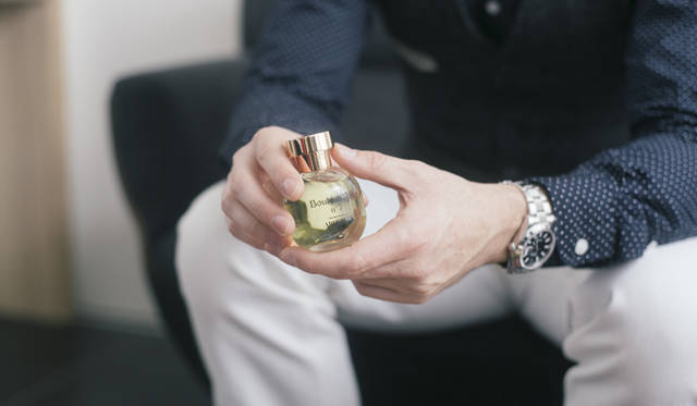 <br />プロダクトデザインはもちろんカルロスが手がける。女性の手にも扱いやすい絶妙なサイズ感、しっくりと収まる丸みのあるフォルム、洗練されたシンプルな仕上がり。ブランドロゴは控えめに、ゴールドカラーのキャップに“A”の文字が刻印されるに留められている