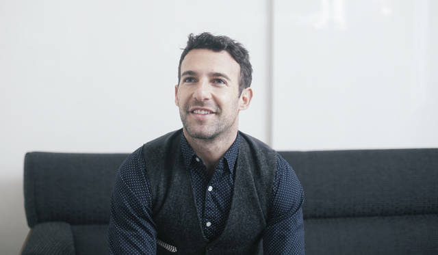 <br />2011年のブランドスタートからわずか3年で世界の主要百貨店と取引を展開する「アーキスト」。まだ33歳という彼の若さに驚かされる。周囲を和ませる穏やかな空気感、チャーミングな笑顔が印象的だ