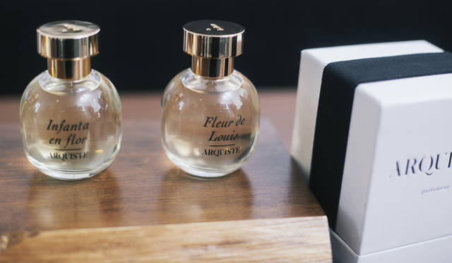 <br />いずれも1660年6月スペインとフランスの国境、バスク地方のフェザン島を舞台に作られた「フルール ド ルイ」と「インファタ アン フローラル」という2つの香り。前者はフランス側から、後者はスペイン側からひとつの歴史を見つめている
