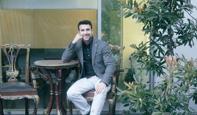 <br />建築と香水作りは似ていると語るカルロス。インスピレーションを大切にするアーティストの感性と、論理的思考を必要とする建築家の一面を併せもつ彼だから生まれる斬新なコンセプトは、知れば知るほど興味がわいてくる。6月に新作2種の発表を控えている