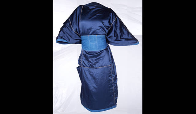 2014年コレクション“Lined RED（ラインド レッド）”<br />「CUMMERBUND」2万4300円、「SILK QUILT UNISEX」10万4652円