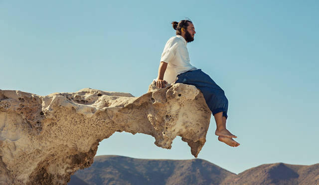 2014年コレクション“Lined RED（ラインド レッド）”<br />「PULLOVER SHIRT MEN」3万9774円、「CONE」8万4240円