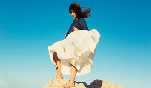 2014年コレクション“Lined RED（ラインド レッド）”<br />「LADYBIRD」7万4304円、「APRON DRESS」8万6400円