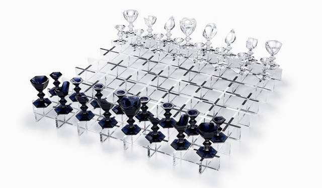 <strong>「Harcourt-chessboard for Baccarat」</strong><br />フランスの老舗クリスタル製造メーカー「バカラ」の代名詞とも呼ばれる、1841年に発表されたグラス「アルクール」を使ってデザインしたチェスセット。駒には透明クリスタルと“ミッドナイトブルー”と呼ばれる濃紺のクリスタルを使用。盤はアクリル板を交差させたものによって駒の透明感を強調し、底面に濃紺の着色をほどこすことで盤上に市松模様を浮かび上がらせた。その際にバカラの象徴である赤色のアクセントを一カ所だけ添えている。