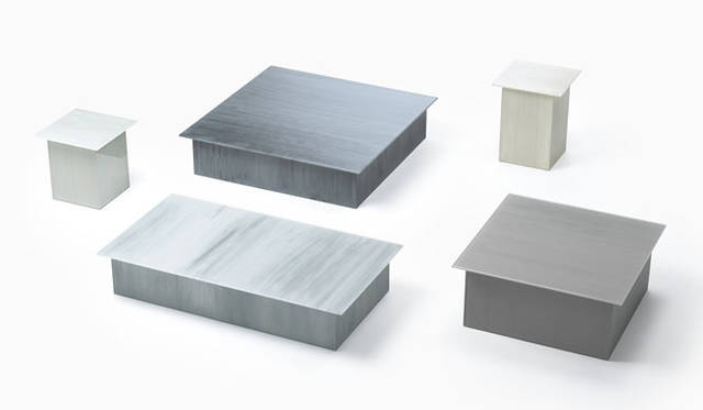 <strong>「brushstroke」for Glasitalia</strong><br />透明ガラスを裏面からブラシで塗装し、その上からさらに別の色で吹き付け塗装をすることで、ブラシの“ハケむら”によって2色が混ざり合い、まるで木目や石のような自然な表情が生まれた。ガラスのもつ光沢感や平滑さによる緊張感と、手仕事による不均一な風合いが融合したこの素材を使い、サイドテーブルやコンソール、ベンチ、ダイニングテーブルなど、8アイテムからなるコレクションを作成。