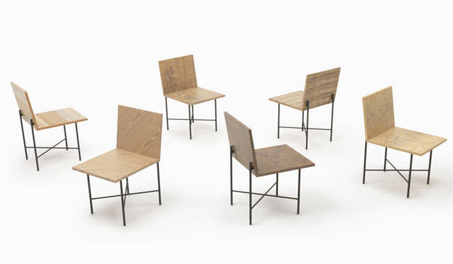 <strong>「print-chair」for Milan Design Week</strong><br />木の上から別の材質を印刷することで2種類の表面素材が混ざり合ったように見えるイス。異なる樹種同士を重ねたり、拡大してからボカシた木目を印刷したり、さらに、角度を変えたり、まったくおなじ木からスキャンしたデータをわずかにずらして印刷することで“混ざり加減”に変化をつけた。また、ベースとなる木材をOSB集成材に変えたり、大理石の柄をのせてみるなど、異素材の配合も試みた。スケール感や濃度、色味など、印刷技術ならではの微調整を何度も重ねることで、自然素材の魅力をさまざまな角度から引き出すことを目指した。