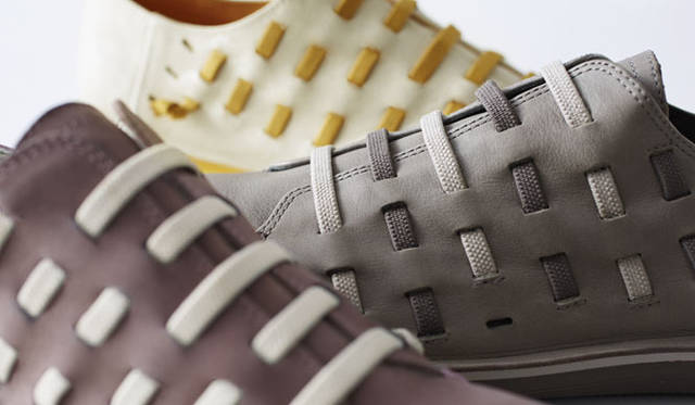 <strong>「Camper tribute by nendo」for Camper</strong><br />カンペールの長年の定番商品である「Peu Ideal」が軽量化され耐水仕様となった「Beetle」。このBeetleをベースに、さらなる進化の可能性を模索した結果、伸縮性のある“靴ひも”に着目。この靴ひもによる履き心地の良さと、アクセントとなっている“結び目”こそがカンペールの象徴的な要素の一つであると考え、靴全体がひもで覆われるように編み込まれたデザインを提案。結果的に、ひもが脇役から主役となることであらたな表情が生まれ、フィット感の良い機能的な靴となった。