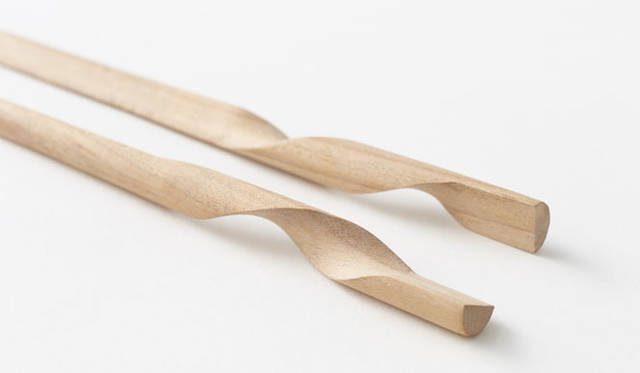 <strong>「rassen」for 箸蔵まつかん by｜n meister</strong><br />福井県小浜市は400年余つづく塗箸の伝統産地。江戸時代初期に「若狭塗」と命名されて以来、日本一堅牢優美な塗箸と賞されてきた。その伝統技術を現代に継承する「箸蔵まつかん」とのコラボレーションによって生まれた箸。本来は「2本」である箸を「1本」にする。使用時には半分に切り離し、使わないときには互いに“絡み付く”ことで再び1本となる。職人の手仕事と、デジタル制御された多軸切削機を組み合わせることによって実現が可能となった。