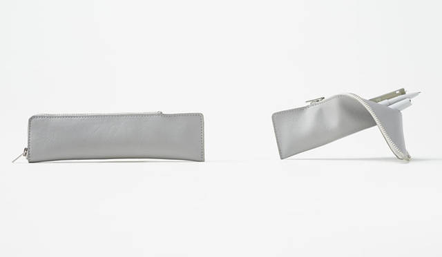 <strong>STATIONARY COLLECTION「peel pen-case」for by｜n</strong><br />ペンケースを開けたあと、“めくる”ことで簡易的なペンスタンドになる。持ち運ぶときだけでなく、デスクで使うときのことも考えたデザイン。