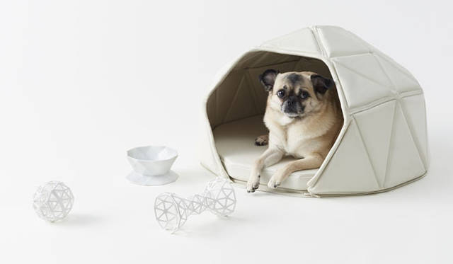 <strong>「heads or tails」for Pen magazine</strong><br />犬のための「ベッド」「食器」と「おもちゃ」の3点からなるペット用品コレクション。合成皮革で仕上げられたベッドは犬が中に潜り込むと“小屋型”になり、上に乗ると“クッション型”として使える。セラミック製の食器は、ひっくり返すことで浅めの“フード用”から深めの“飲み水用”に変わり、シリコンラバー製の“骨型”のおもちゃは両端をめくることで“ボール”へと変身する。変形させた際に形状が安定することを考えた結果、三角形を連続させたポリゴンメッシュ状の構造となり、インテリアに馴染む黒と白の2色をそれぞれ用意。