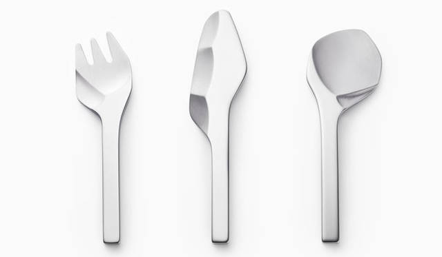 <strong>「sekki」for ラッキーウッド by｜n meister</strong><br />1868年に創業し、国内のカトラリー生産の草分けである新潟県燕市の「ラッキーウッド」。“磨き”をはじめとする各種の金属加工技術には定評があり、それらの魅力を引き出すことを目的にデザインしたデザート用カトラリー。スプーン、フォーク、ナイフの3種類があり、そのシルエットはまるで原始時代の“石器”のようにいびつなものとした。整っていない形状は機械による加工が難しく、おのずと職人の勘や手作業に頼らざるを得ない。厚みや重さも“石”のようにずっしりとしたものにして、さらに、背面をフラットにすることで“塊っぽさ”を出したかったため、肉厚の金属板を通常1回おこなうプレス加工を7回繰り返すことで実現。表面加工は、凹んだ箇所がサンドブラストによるマットな仕上げ、そのほかはすべて磨きによる鏡面仕上げにすることで、まるで“削り取られた”ような表情が生まれた。