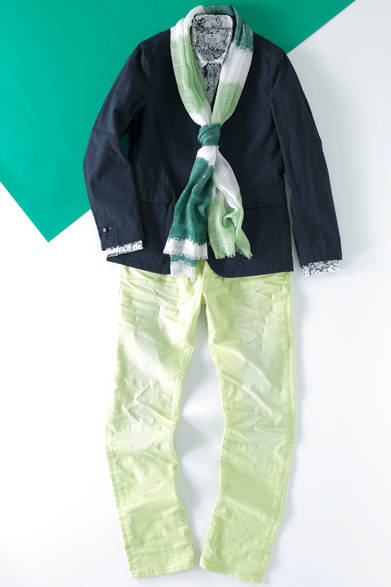 軽さとシャリ感のある風合いが楽しめ、表面効果と光沢感あるサッカー素材のジャケットは、縫代のパイピングと力ボタン（表ボタンとは反対についている小さなボタン）のネオンカラーがアクセント。袖口のブルーのボタンホール＆マーガレットボタンにも注目。イタリアの染料で中白染めをした味のあるカラージーンズは12ozストレッチデニム素材を使用。ハンドメイドで仕上げたシェービングや3D加工の手の込んだ一本<br />ジャケット3万9960円、パンツ2万7000円、シャツ2万520円、ストール7344円（ランバン オン ブルー／阪急メンズ東京6階）