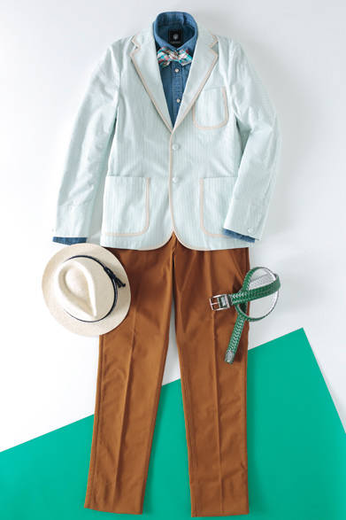 グリーンベースのオックス地にベージュのパイピングがナチュラルな印象をあたえるシャツジャケットは、同生地のくるみボタンがより軽快さをアップ。カラーパンツは裾をロールアップした際に見える脇パイピングに同色のストライプを配している<br />シャツジャケット3万3000円、カラーパンツ1万4000円［税別］（ニューヨーカー バイ ケイタマルヤマ／阪急メンズ東京5階）